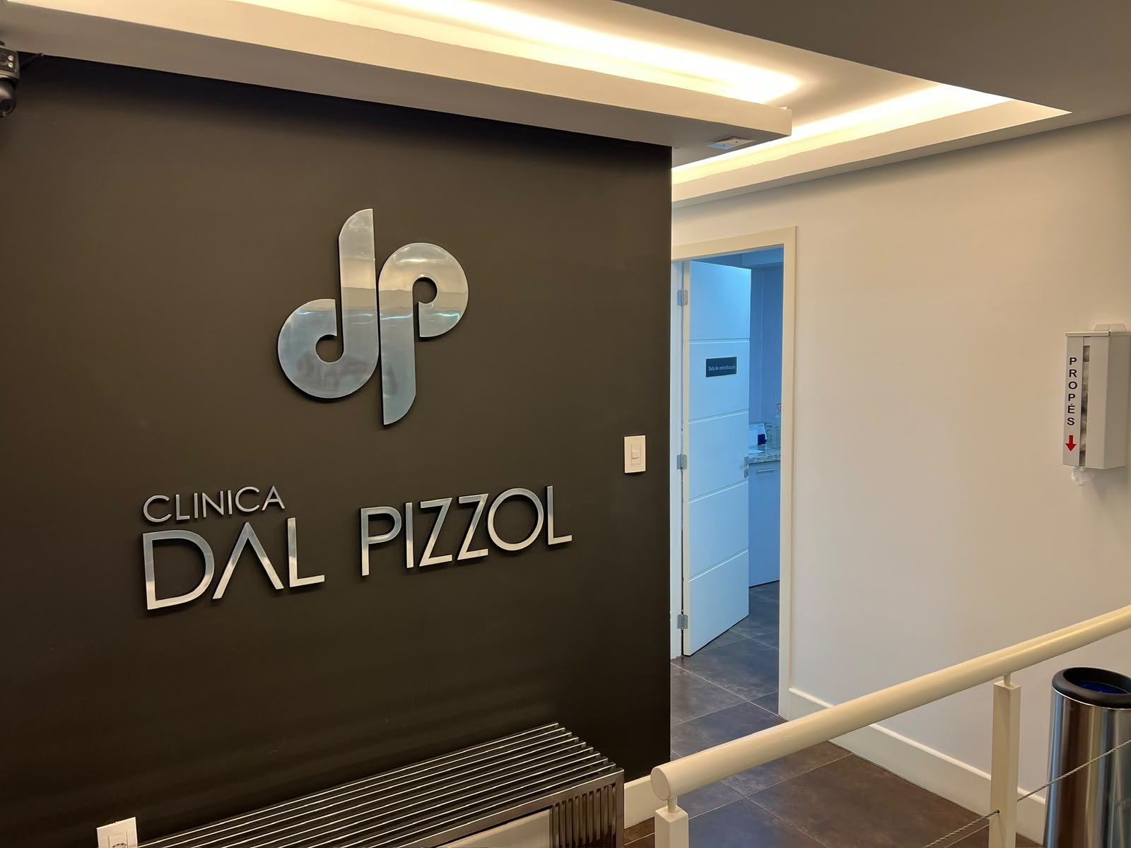 Identidade visual e estrutura interna da Clínica Dal Pizzol