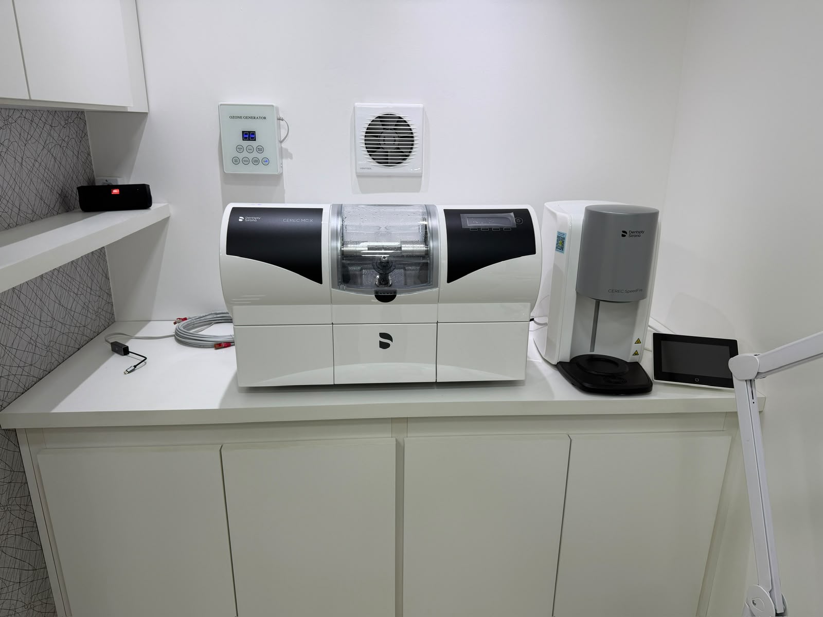 Fresadora CEREC do laboratório digital da Clínica Dal Pizzol