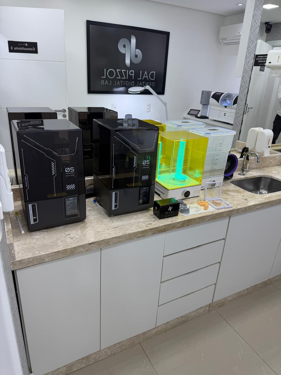 Equipamentos de impressão e fresagem do laboratório digital próprio