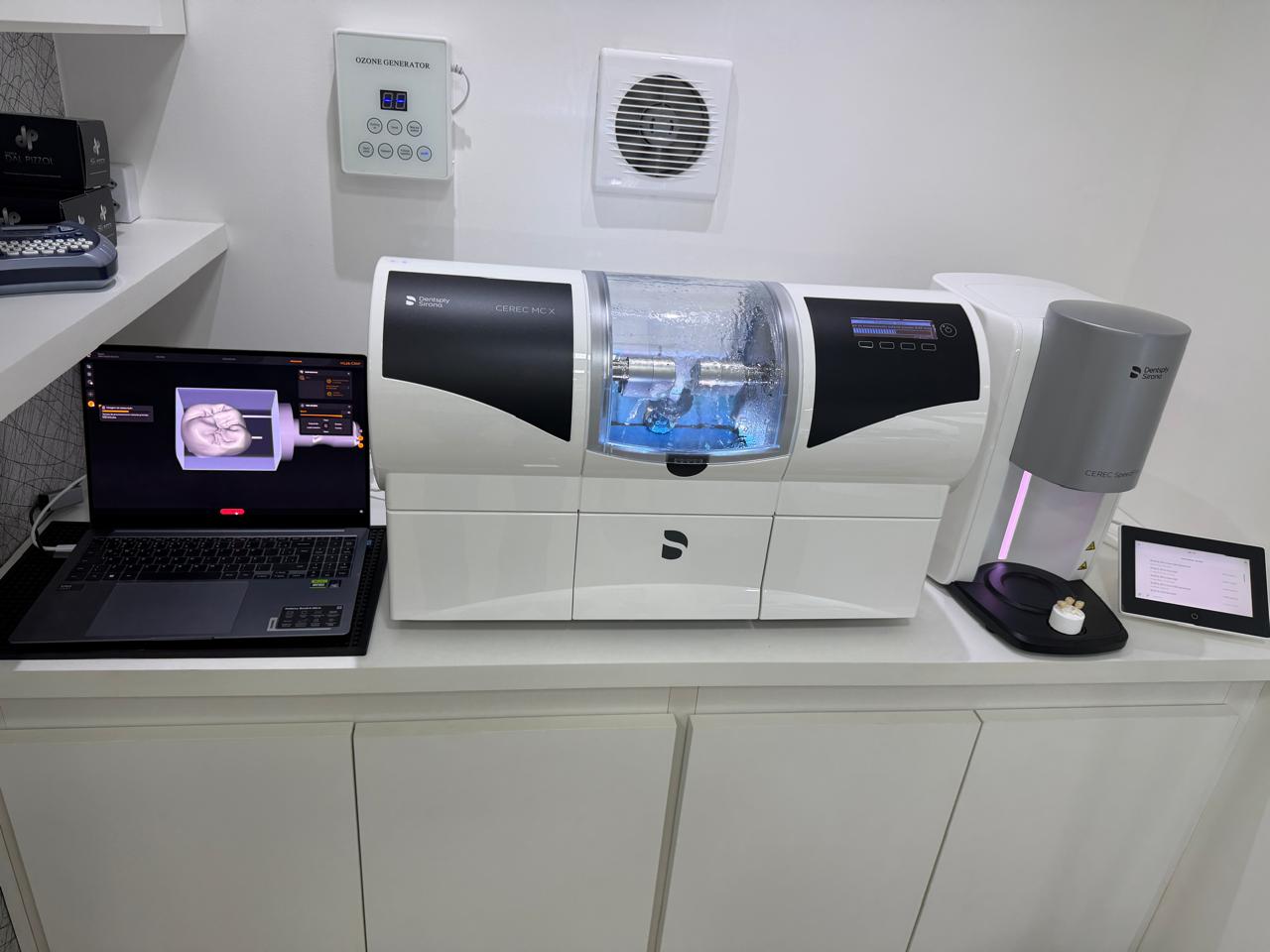 Fresadora CEREC em funcionamento no laboratório digital da clínica