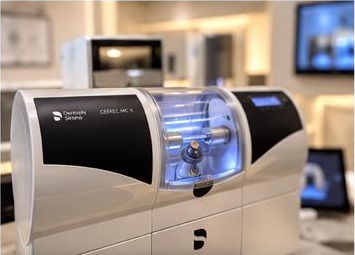 Fresadora CAD/CAM utilizada na produção de próteses no laboratório próprio
