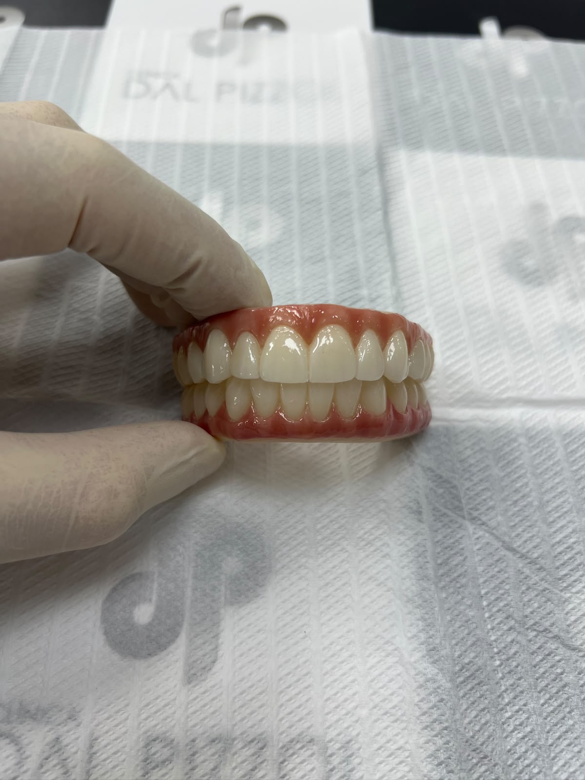 Prótese dentária finalizada no laboratório da clínica