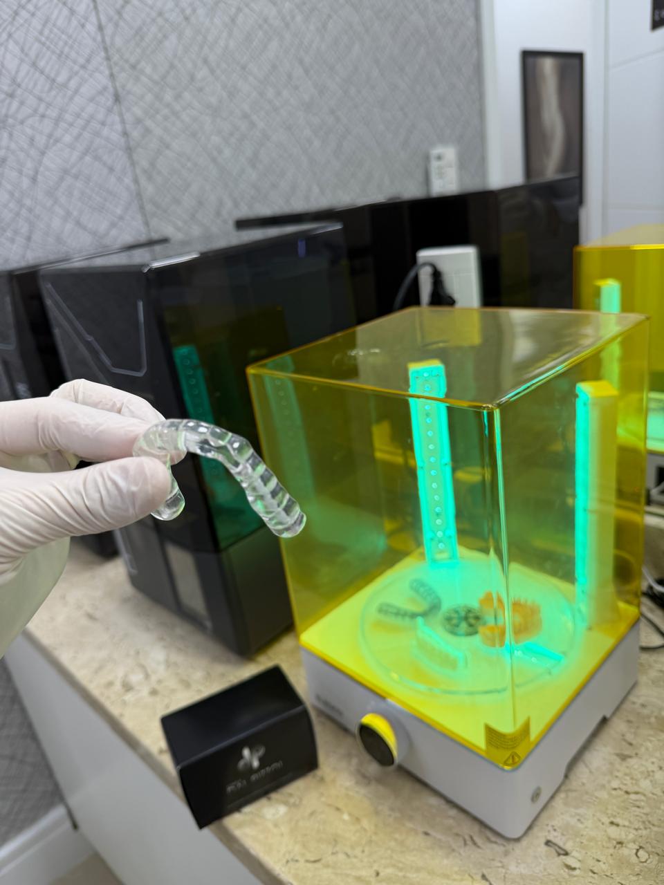 Guia odontológico ao lado de impressora 3D da Clínica Dal Pizzol